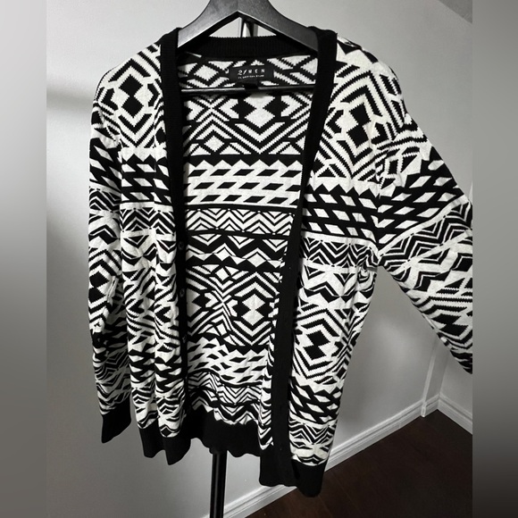 21 Men Knit V-neck Geometric Print Cardigan Sweater Black n’ White - Picture 2 of 3